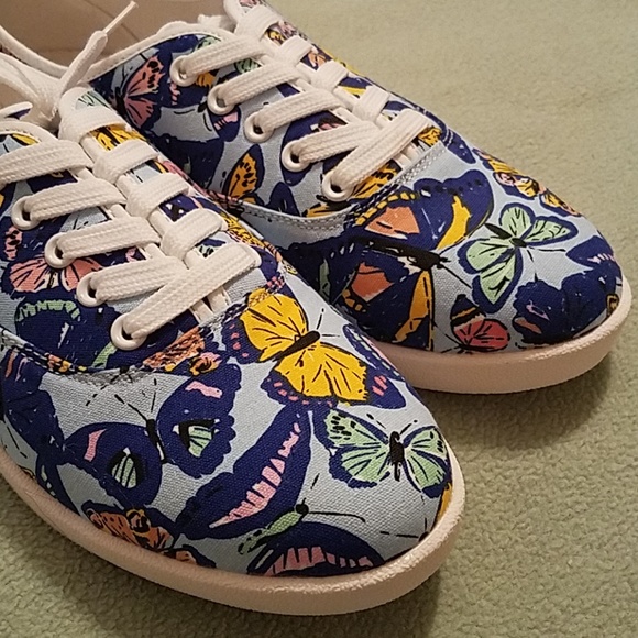 walking canvas shoes
